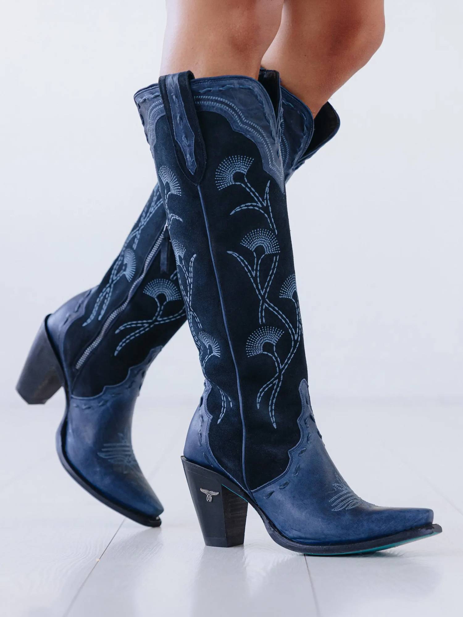 Maak kennis met de <a href="https://www.bootsbym.nl/nl/donkerblauwe-cowboylaars-lane-tessa-lb0485a.html">Tessa Knee High</a>, een boot waarbij puur vakmanschap flirt met high fashion. <br><br> Deze laars is gemaakt van topgrainleer en ultrazacht marineblauw suède en heeft de hoogste hak in de geschiedenis van Lane. Ontworpen om benen extra mooi uit te laten komen en een echte blikvanger. <br><br> In Europa zijn Lane-laarzen exclusief verkrijgbaar bij Boots by M!