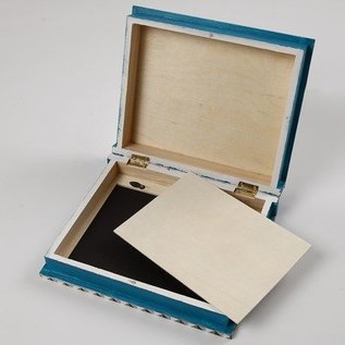 Objekten zum Dekorieren / objects for decorating Wooden box in book form with passe-partout in the lid.