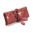 BASTELZUBEHÖR, WERKZEUG UND AUFBEWAHRUNG Elegante rotolo di gioielli, rosso, 19x 26 cm, ricamato con roselline
