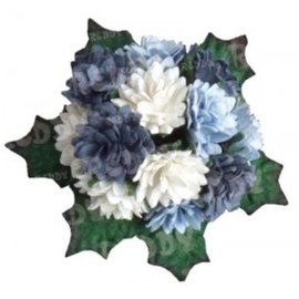 Embellishments / Verzierungen Bund Mini krysantemum med blader: h'blau, d'blått og hvitt