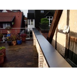 Versandmetall -Stel [9,1mtr] muurafdekking van 1 mm aluminium antraciet (RAL 7016) breedte 200 mm a / b 80 mm 4 stuks 2,0 m 1 stuk 1,1 m 4-pins connector, 1 eindstuk, 1 muuraansluiting