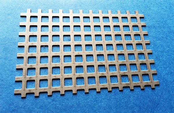 Plaque carrée perforée en acier inoxydable 8x8 mm bande 4 mm