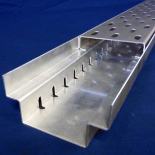 Versandmetall Jeu spécial de caniveaux de drainage forme A aluminium/inox avec grille pour largeur d'entrée 120 mm : 21 pièces en longueur 1000 mm ; 24 grilles à fentes spéciales supplémentaires en acier inoxydable d'une largeur de 124 mm et d'une longueur de 1000 mm