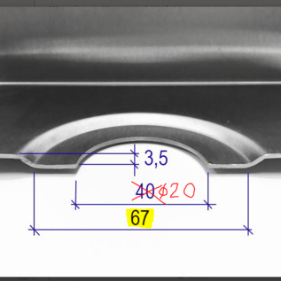 Versandmetall Speciaal - RVS douchebak, douchebak { R3A } 1,5 mm volgens schets, BINNENKANT snede K320, buitenafmetingen 750x645 mm, (703x598 mm) diepte 70 mm (binnenzijde 68,5 mm), omtreksrand 25 mm, 10 mm aan alle zijden dubbelzijdig, 1 afvoergat d = 20 mm d2 67 mm v