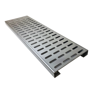 Versandmetall Bangkirai Rinne Oberteil aus 1,5mm, Edelstahl gebürstet K320 für Drainagerinnen Einlaufbreite 145mm