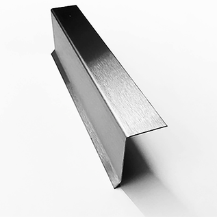 Versandmetall Groot bermplaat, lessenaarsdak, RVS, met uitwendige druiprand L t/m 2500 mm, zaagsnede K320