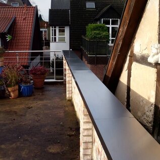 Versandmetall Afdekset voor wandmontage van roestvrij staal, K320 geborsteld, 1,0 mm dik, B=365 mm, H=70 mm, 2x L=1697 mm, 2x L=2467 mm, 4 verbindingsstukken, 1 eindstuk, 1 wandafsluiting, 1x 87° hoekstuk
