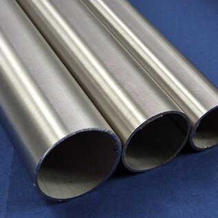 Ensemble de tubes ronds en acier inoxydable, 48,3 x 2 mm, diamètre intérieur 44,3 mm, 1.4301, finition rectifiée/brossée. 1 pièce, L = 800 mm – à couper sur mesure. 1 pièce d'assemblage coudé soudé selon le schéma : L1 20-30 cm, L2 25-35 cm, coude à 87° d