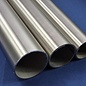Ensemble de tubes ronds en acier inoxydable, 48,3 x 2 mm, diamètre intérieur 44,3 mm, 1.4301, finition rectifiée/brossée. 1 pièce, L = 800 mm – à couper sur mesure. 1 pièce d'assemblage coudé soudé selon le schéma : L1 20-30 cm, L2 25-35 cm, coude à 87° d