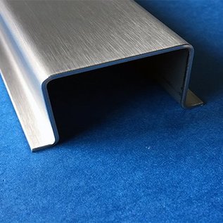 Versandmetall Profil Omega en acier inoxydable surface brossé, hauteur 20mm largeur c = 30 à 80mm longueur 2000 mm