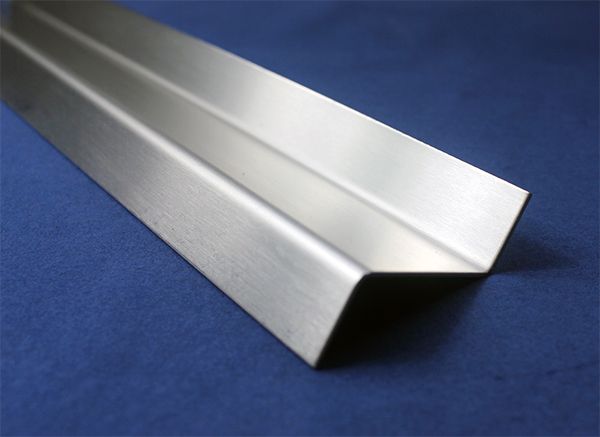 Profil en Z en acier inoxydable, hauteur en porte-à-faux c 35 à 60 mm et  longueur 1500 mm