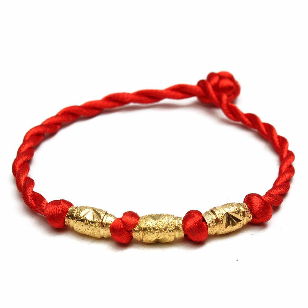 Золотой браслет красная нить. Браслет красный шнурок. Красный браслет с золотом. Красные браслеты с золотыми вставками. Браслет на Красном шнурке с золотом.