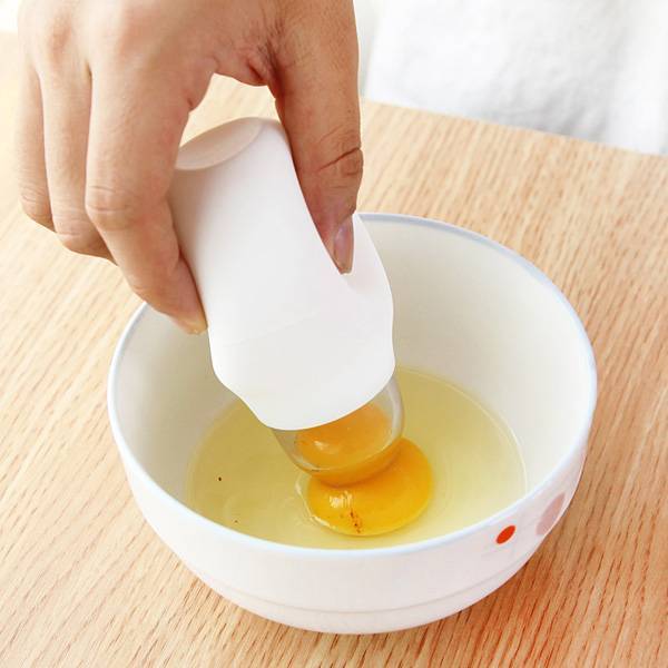 отделить желтки от белков. как убрать желток. яичный желток. отделить желток от белка бутылкой. отделить белки от желтков.