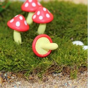Miniatur-Pilze Als Dekoration Im Garten