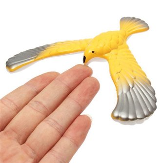 Spielzeug-Vogel-Balanced Wann Immer Auf Die Finger