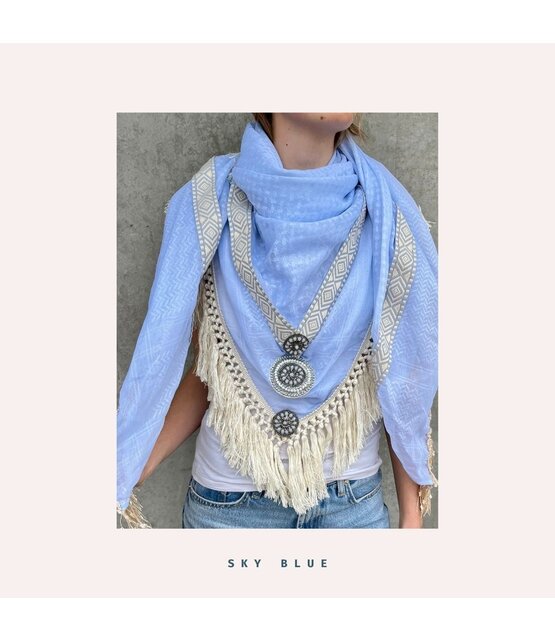 Izuskan Large scarf  model SEA LA VIE