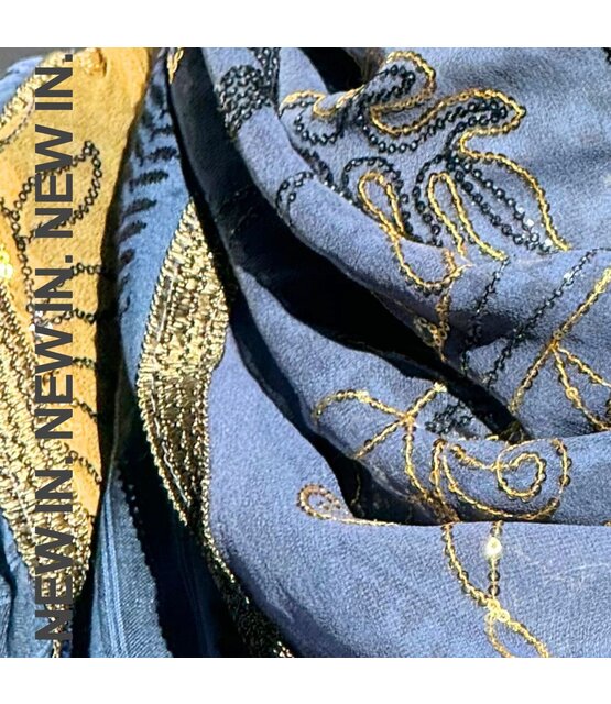 Izuskan scarf  model  Madame de Rosa