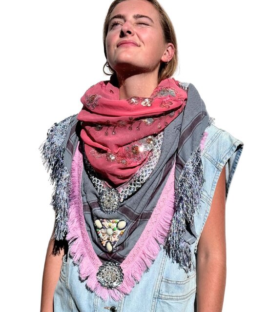 Schal Limitierter Izuskan Model Madam de Rosa