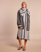 Izuskan grote sjaal geweven in twee kleuren jacquard Izuskan grote sjaal geweven in twee kleuren jacquard