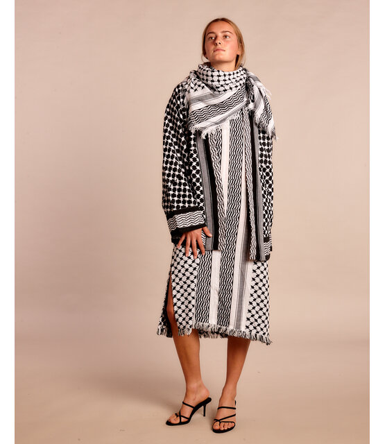 Izuskan grote sjaal geweven in twee kleuren jacquard Izuskan grote sjaal geweven in twee kleuren jacquard