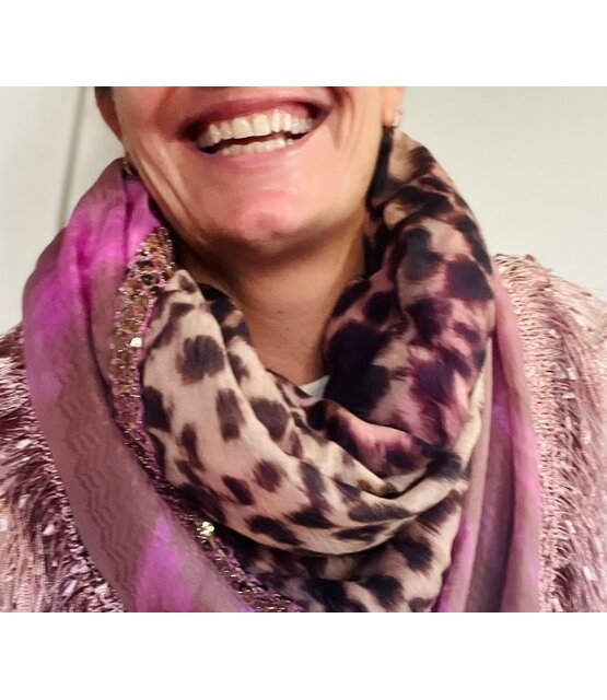 Sjaal in beperkte oplage, model Leopard