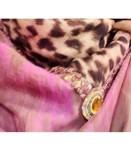 Sjaal in beperkte oplage, model Leopard