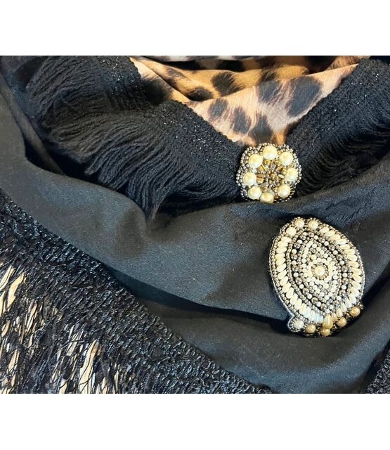 Sjaal in beperkte oplage, model Leopard