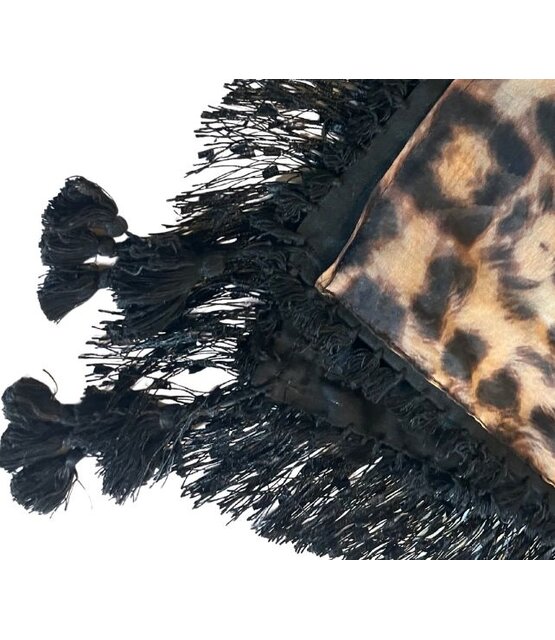 Sjaal in beperkte oplage, model Leopard