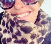 Sjaal in beperkte oplage, model Leopard