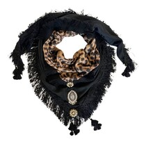 Sjaal in beperkte oplage, model Leopard