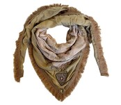 Izuskan scarf  model  Madame de Rosa