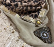 Sjaal in beperkte oplage, model Leopard