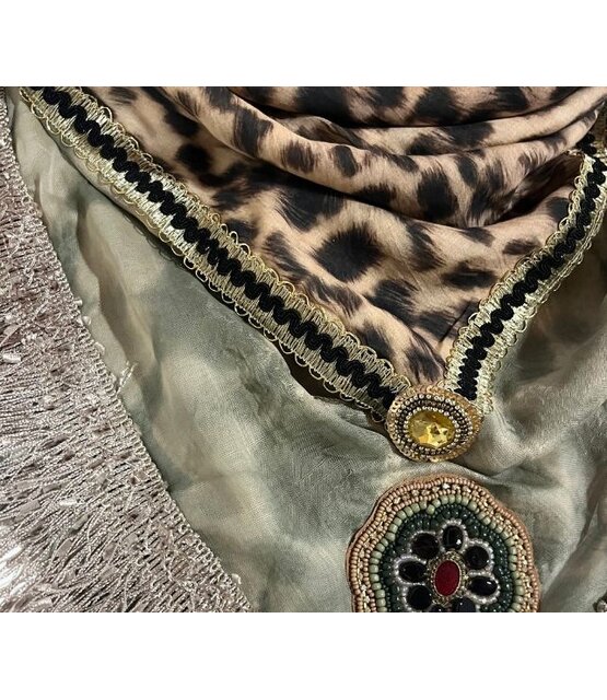 Sjaal in beperkte oplage, model Leopard