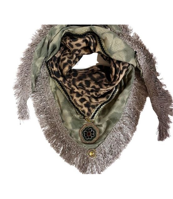 Sjaal in beperkte oplage, model Leopard