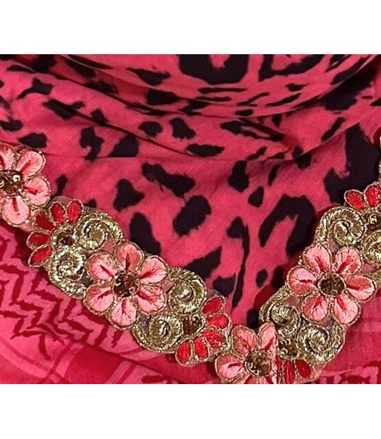 Sjaal in beperkte oplage, model Leopard