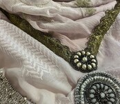 Izuskan scarf  model  Madame de Rosa