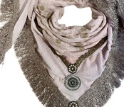 Izuskan scarf  model  Madame de Rosa