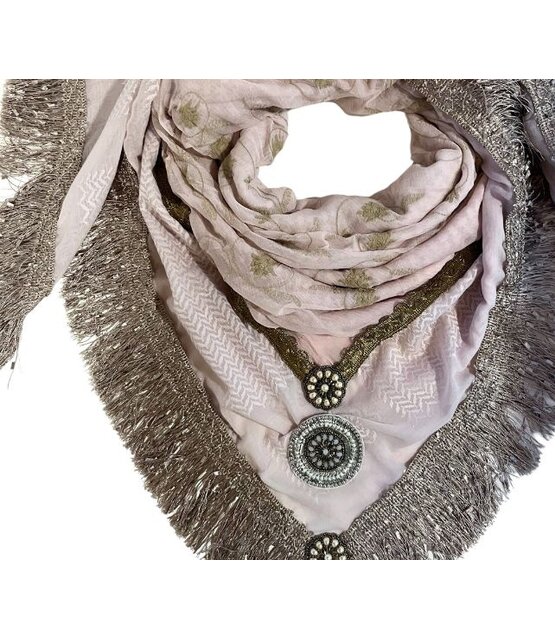 Izuskan scarf  model  Madame de Rosa