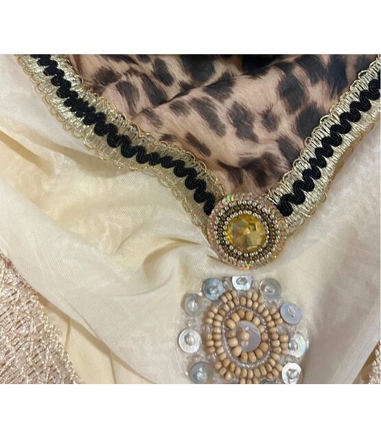 Sjaal in beperkte oplage, model Leopard