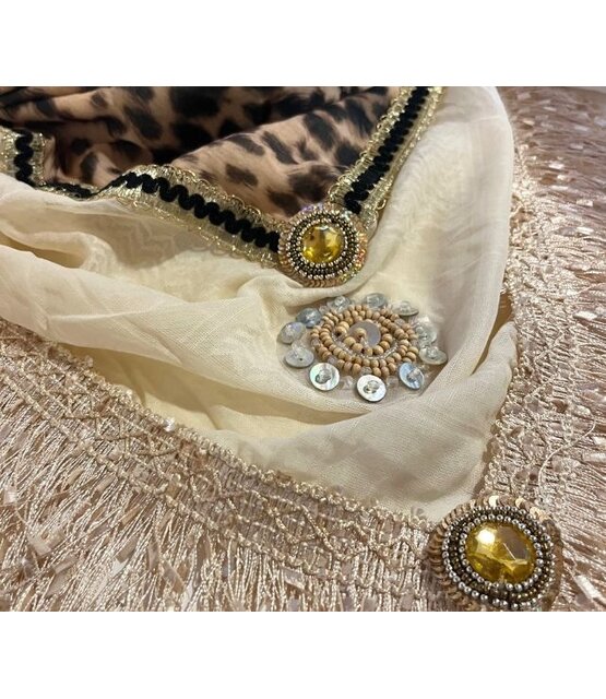 Sjaal in beperkte oplage, model Leopard