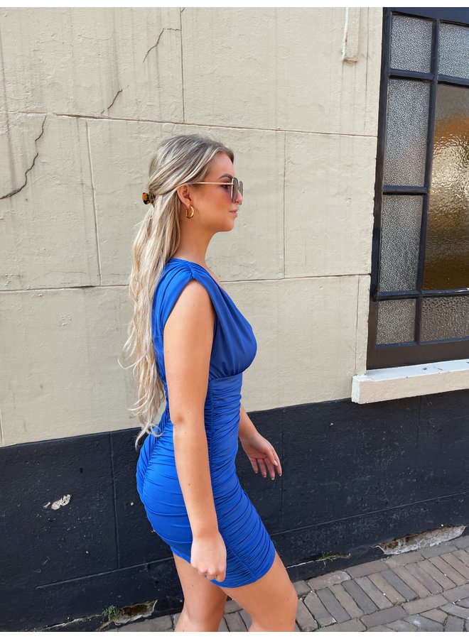 Mouwloze stretch jurk blauw met v-hals en schoudervulling