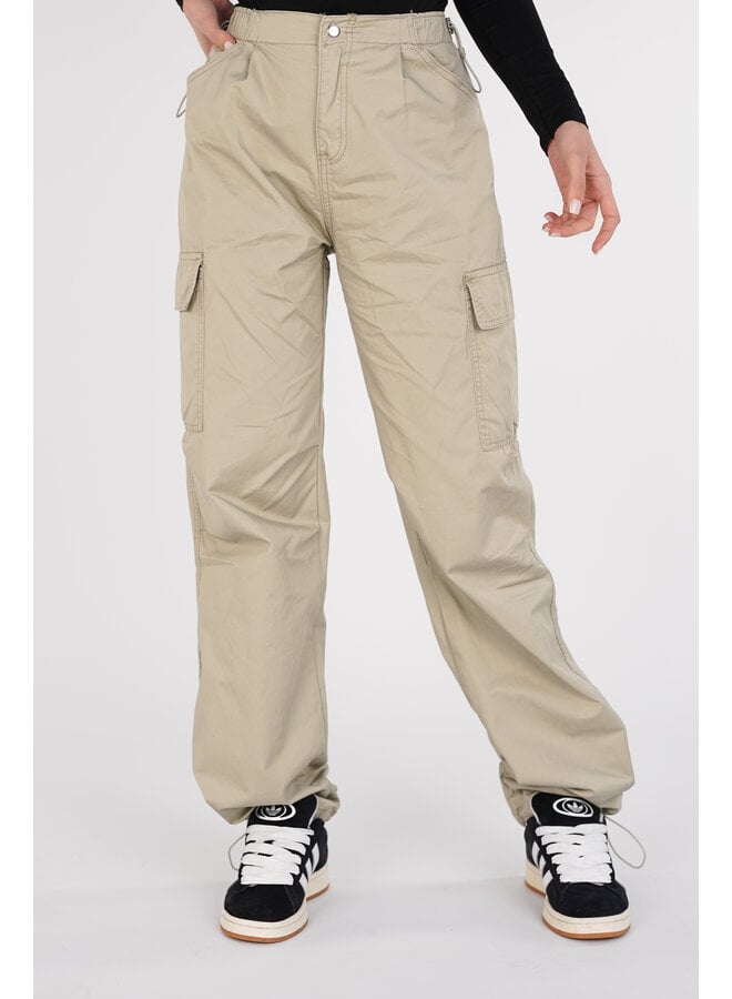 https://cdn.webshopapp.com/shops/138656/files/449103833/660x900x2/parachute-cargobroek-khaki-groen-april.jpg