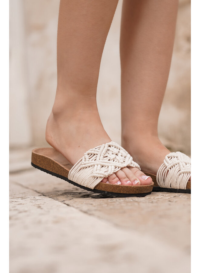 Slippers met een gehaakte look beige