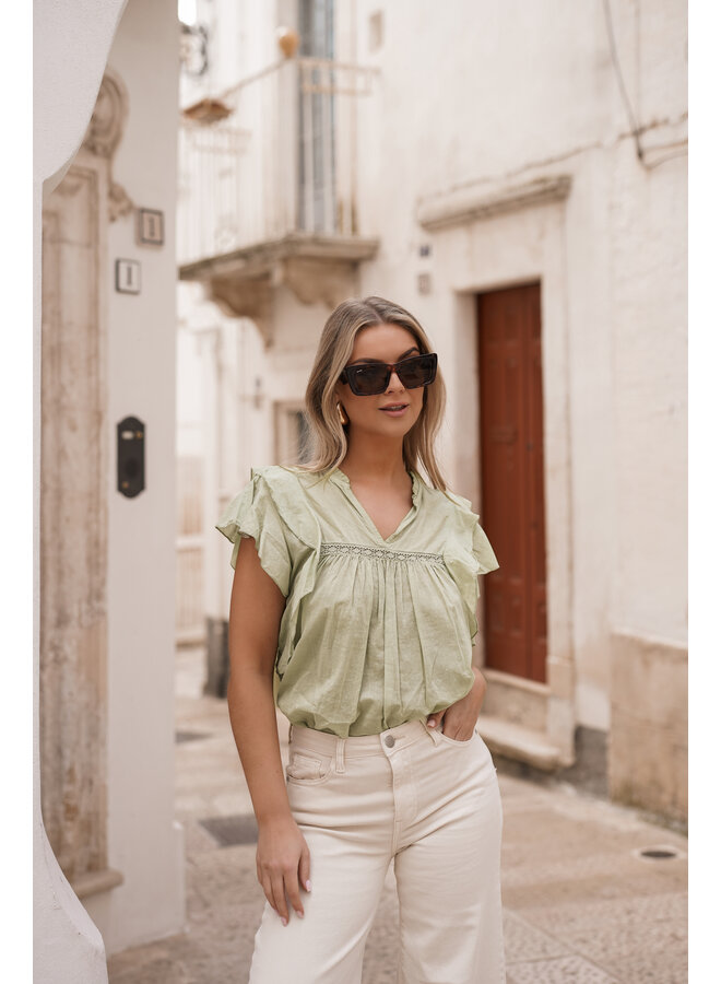 Top mint groen met ruffles en broderie details