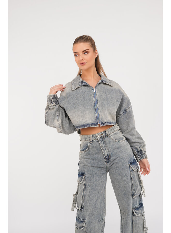 Denim jacket met cropped model en acid wash