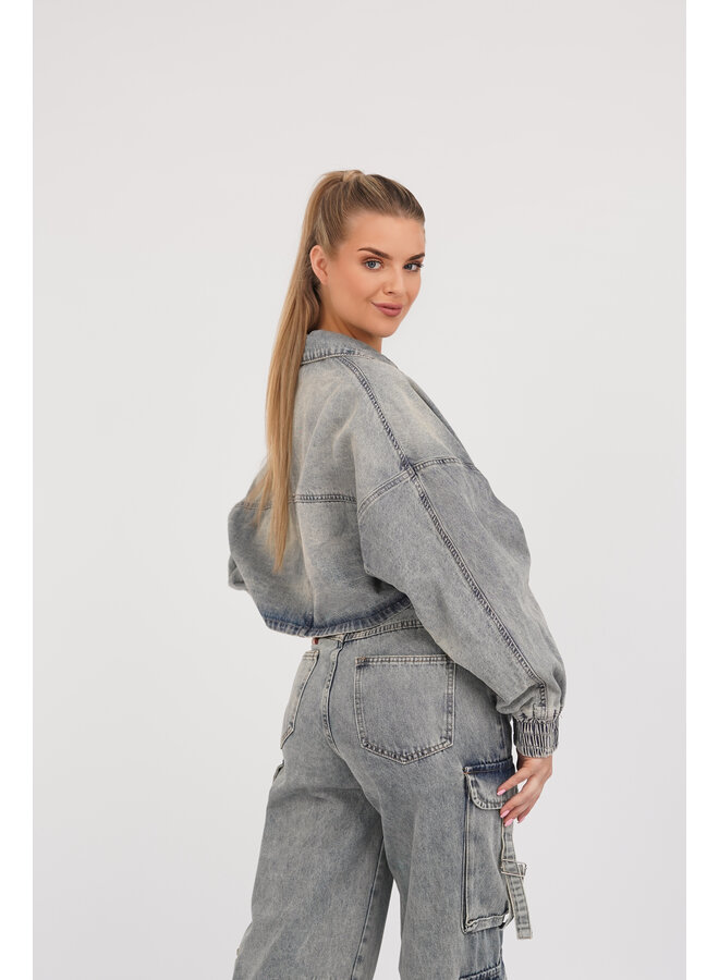 Denim jacket met cropped model en acid wash