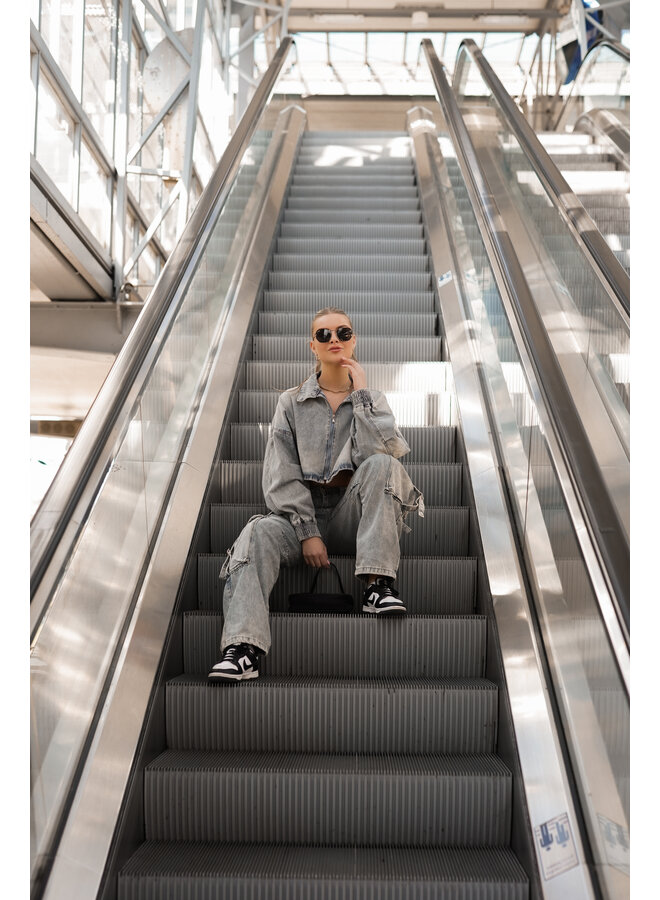 Denim jacket met cropped model en acid wash