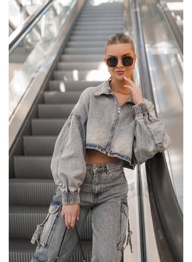 Denim jacket met cropped model en acid wash