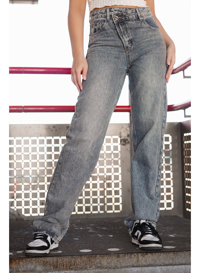 Straight leg broek met acid wash blauw en asymmetrische tailleband