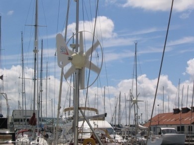 Acculaden boot op windenergie